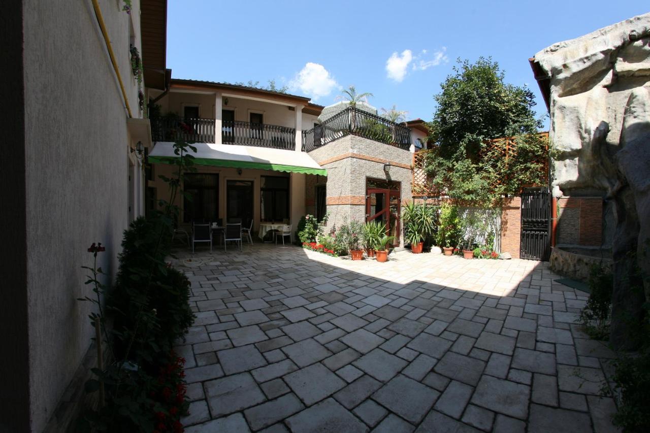 Garden And 3*