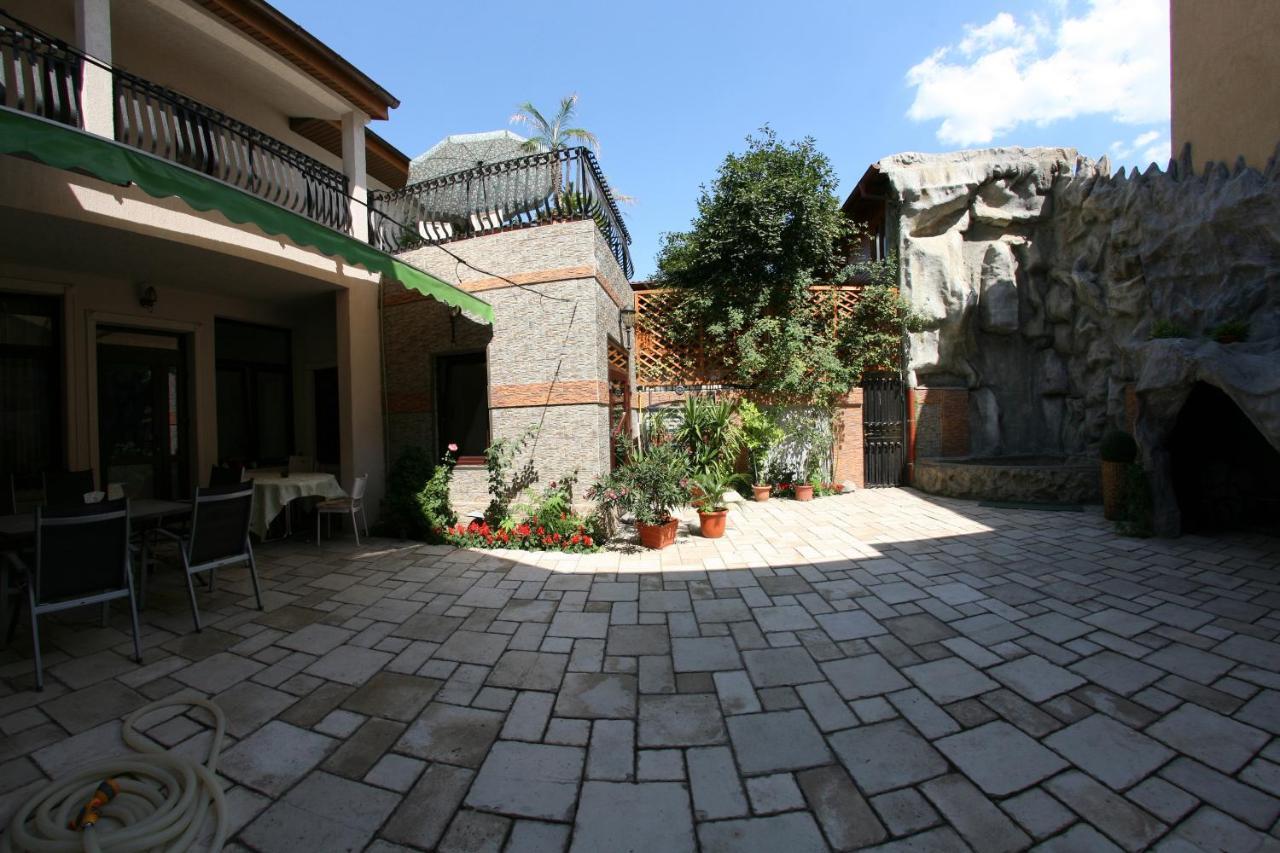 Garden And Bed & Breakfast 3*