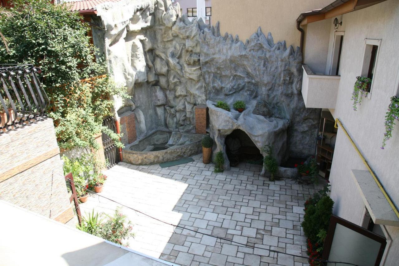 Garden And 3*